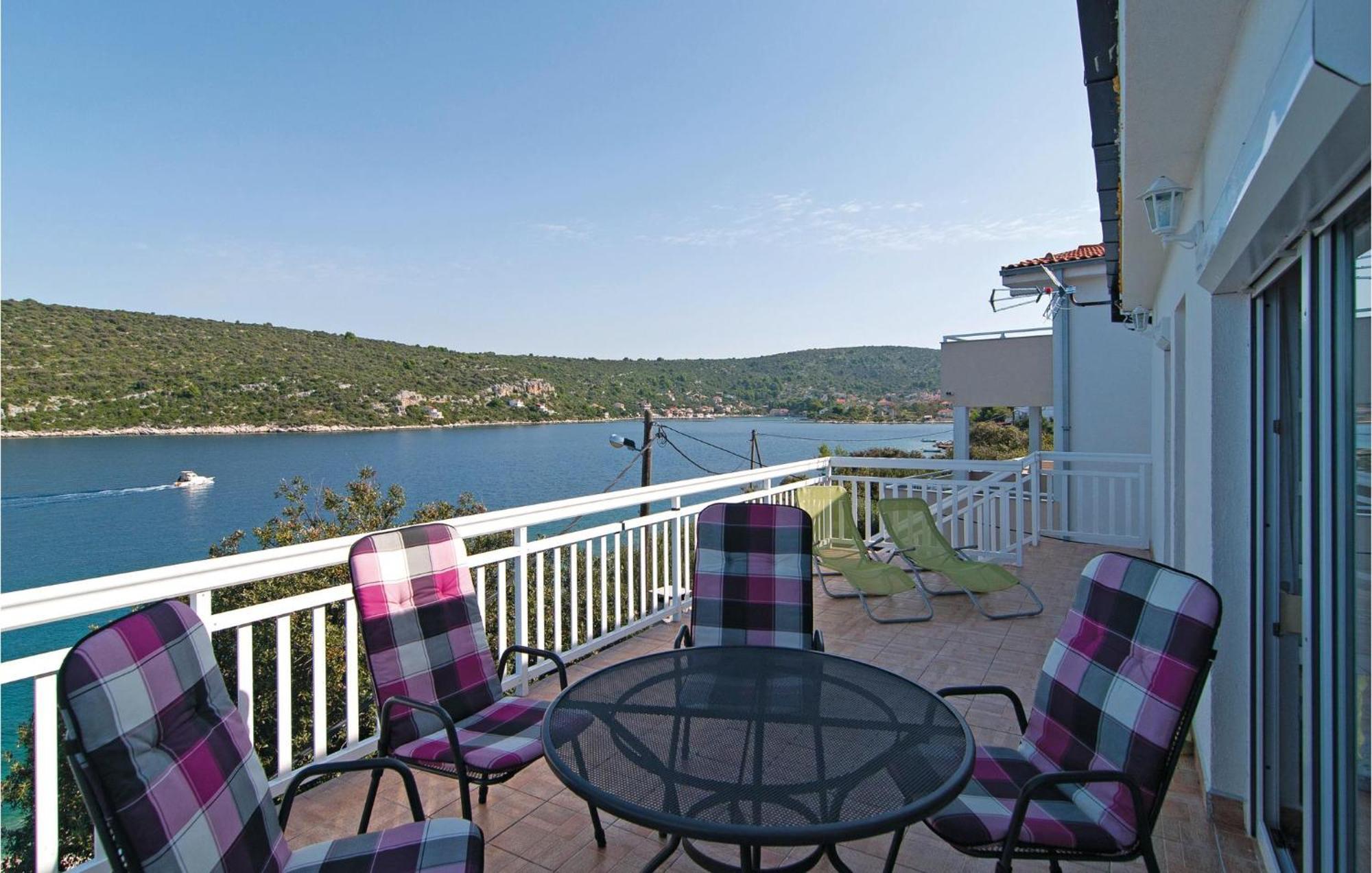2 Bedroom Awesome Apartment In Drvenik Veliki Экстерьер фото