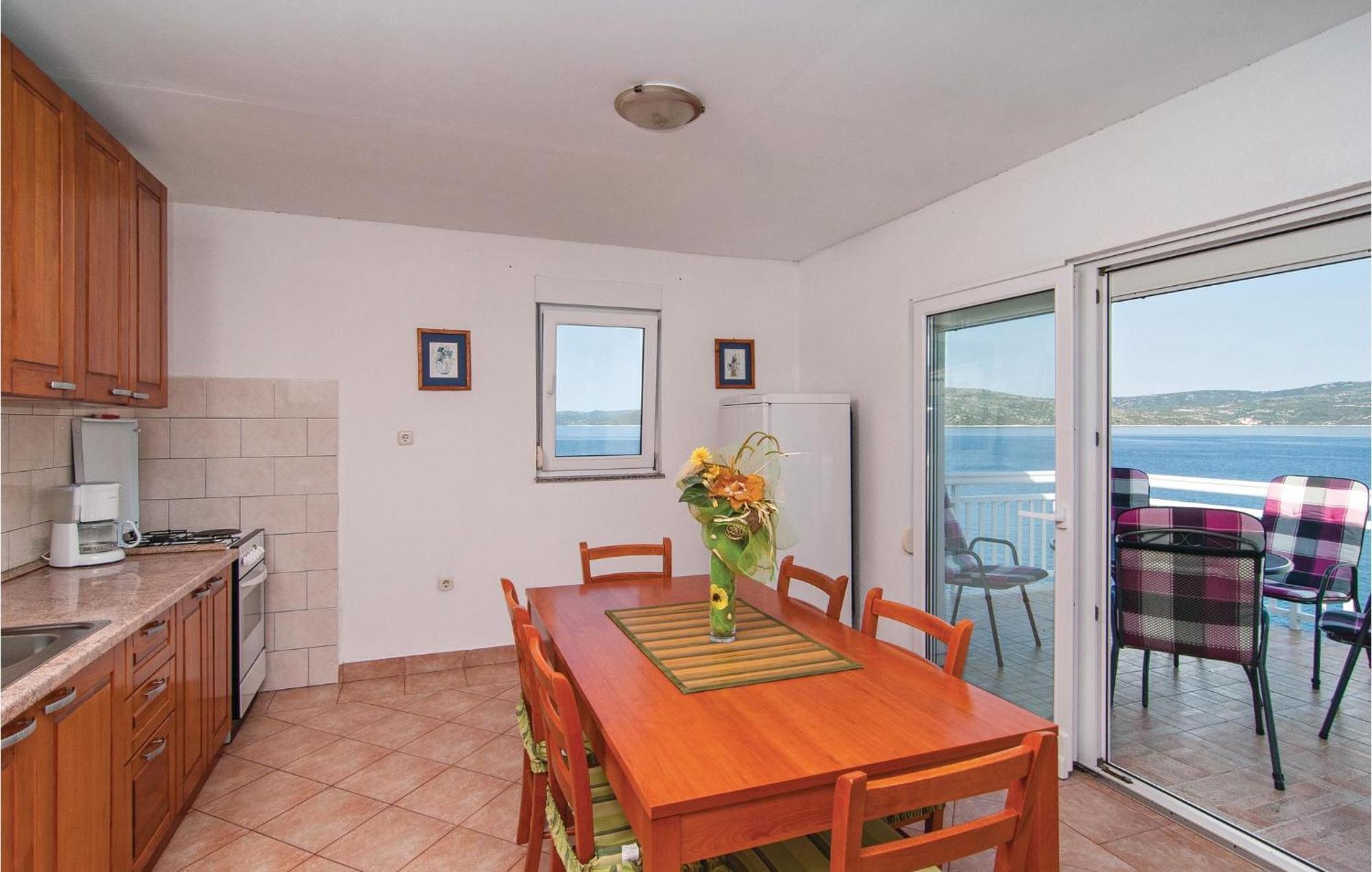 2 Bedroom Awesome Apartment In Drvenik Veliki Экстерьер фото