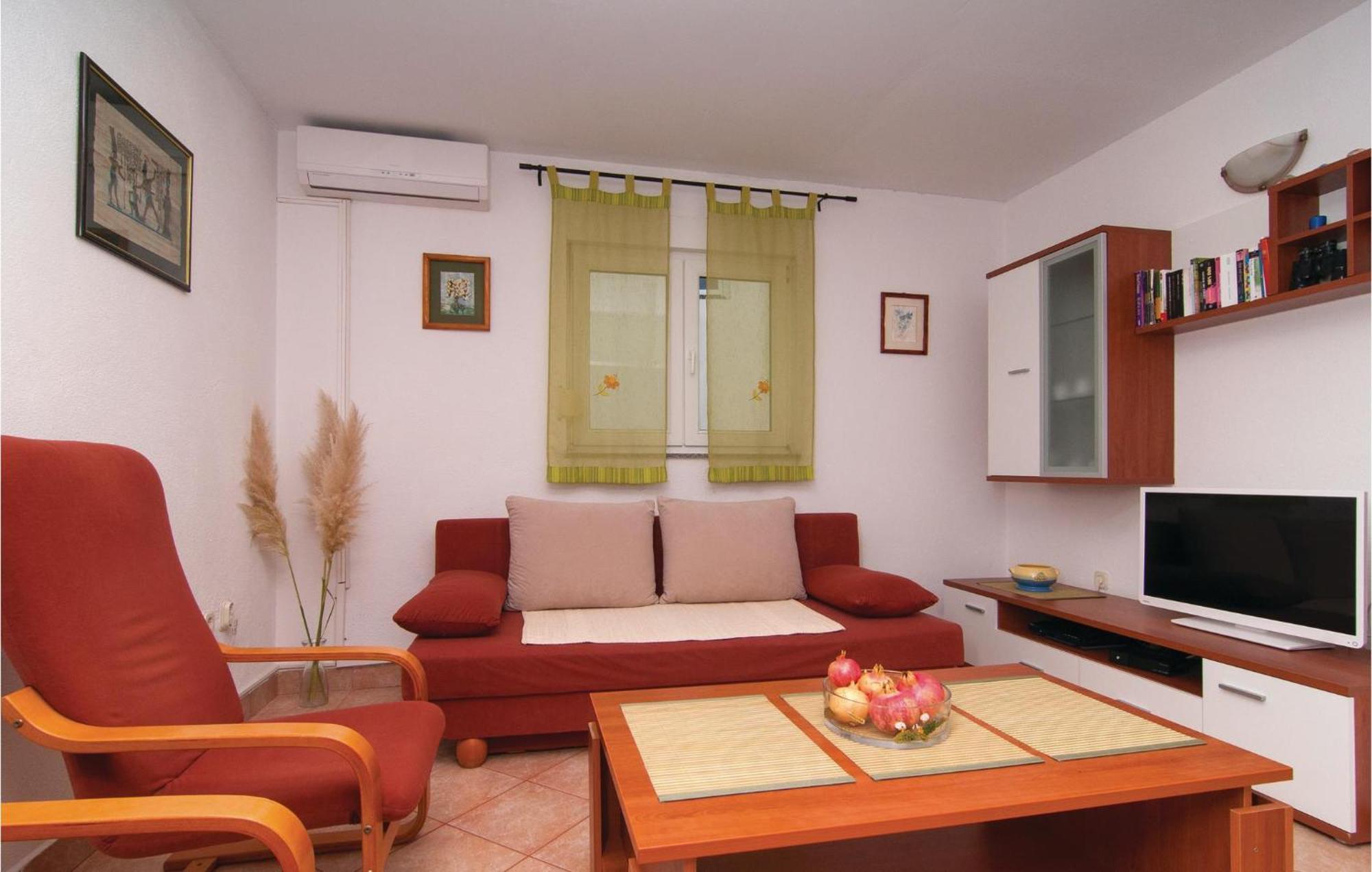2 Bedroom Awesome Apartment In Drvenik Veliki Экстерьер фото